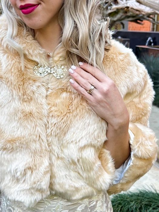 Throwover Fauxfur Shawl (Sand-Beige), Size: Rental Fee