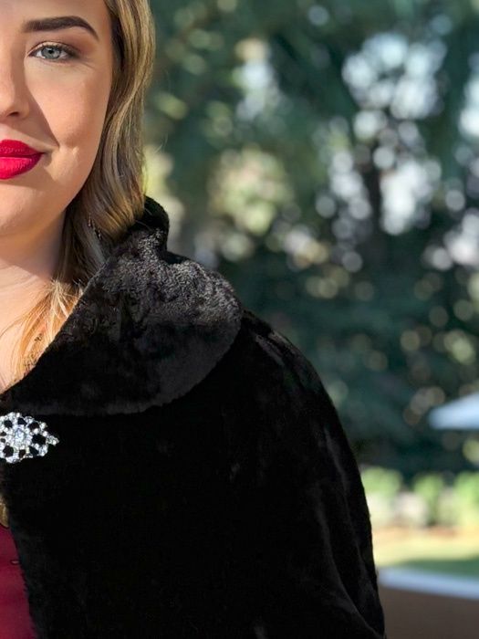 Throwover Fauxfur Shawl (Black), Size: Rental Fee