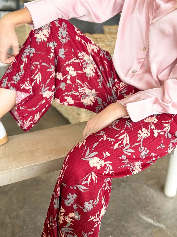 3/4 Length Pleated Floral Pattern Palazzo Pants (Red with Pink)