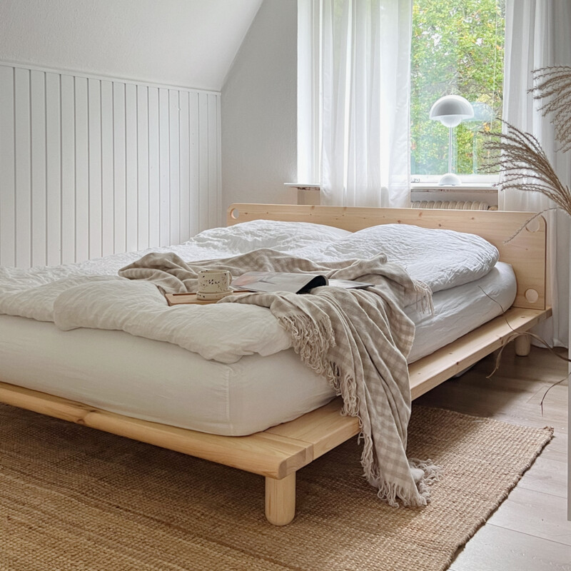 KARUP DESIGN Peek Bed blank gelakt