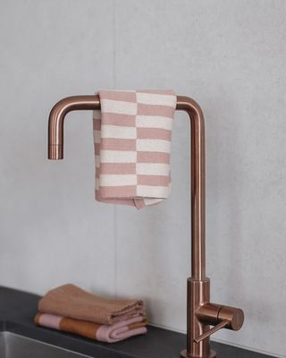 LITTLE OTJA vaatdoek stripped blush