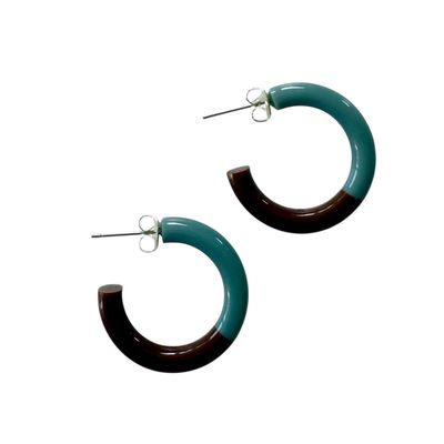 BYBJOR Duo Color Hoop oorbellen dusty blue &amp; dark caramel