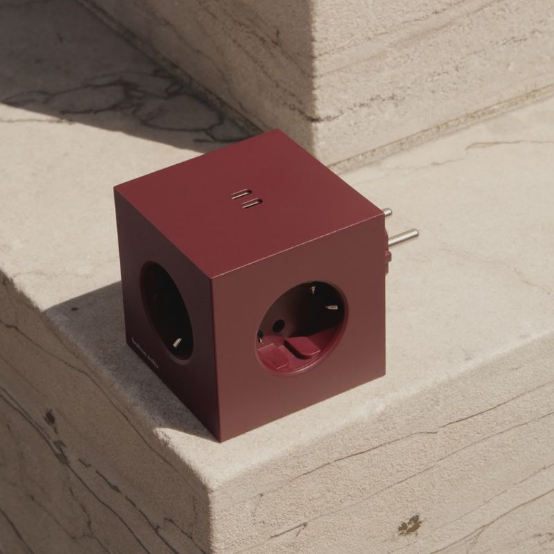 AVOLT Square 2 Bauhaus wandstekker Mulberry Red