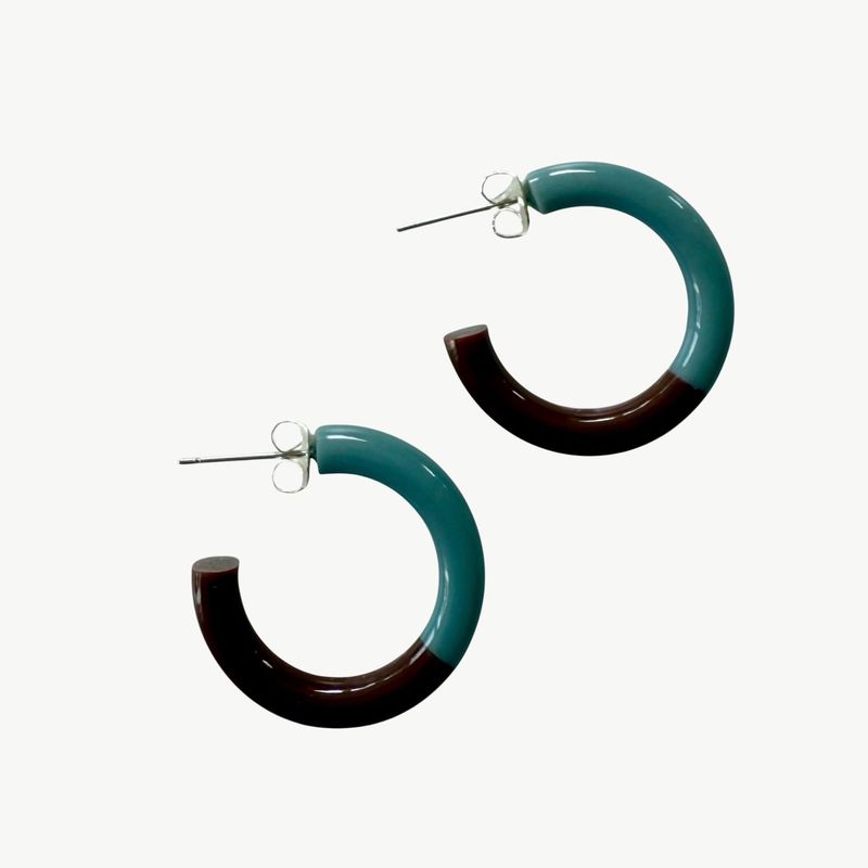 BYBJOR Duo Color Hoop oorbellen dusty blue &amp; dark caramel