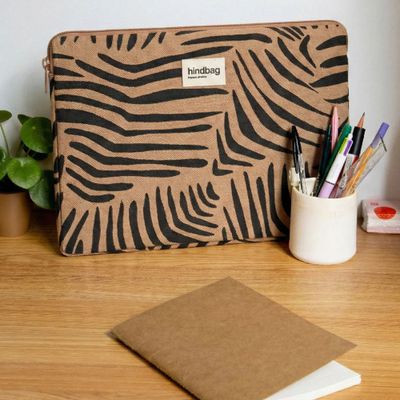 HINDBAG Ava Laptophoes zebra kaneelbruin
