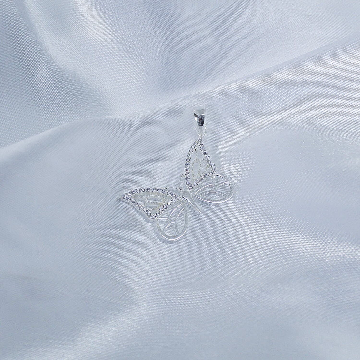 Dije mariposa libre con zirconias