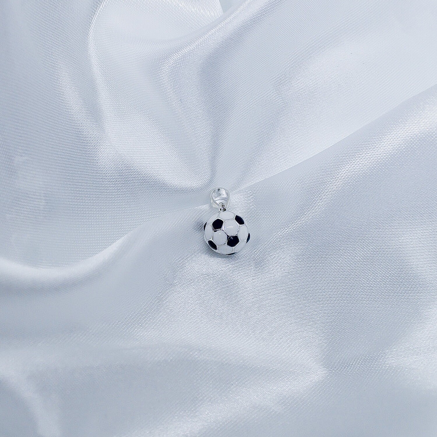 Dije de pelota en blanco con negro