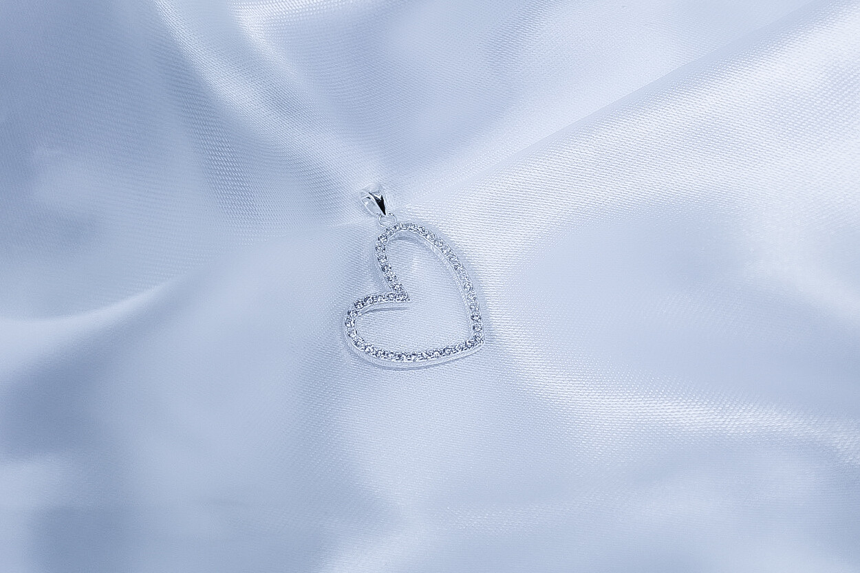 Dije corazón silueta con zirconias