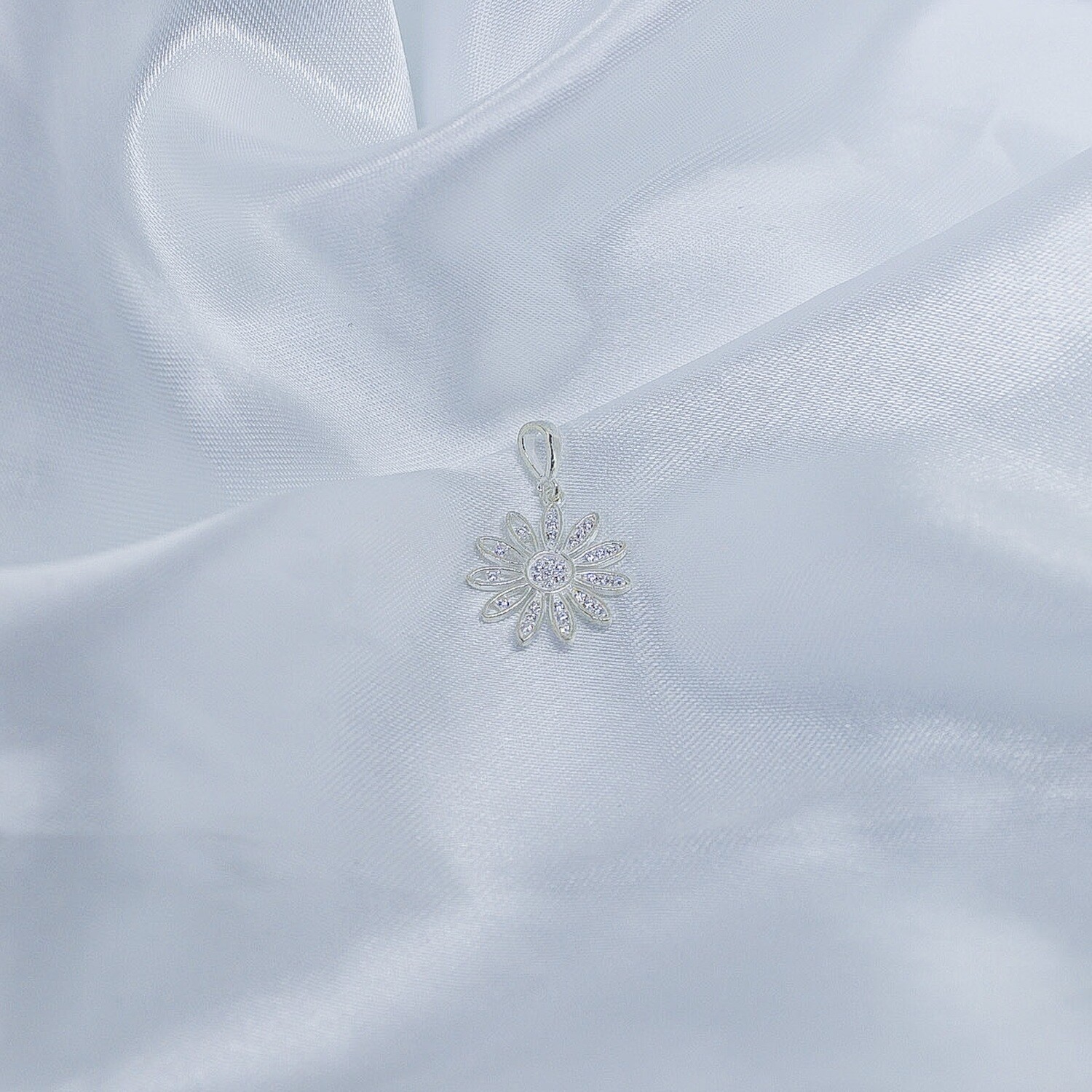 Dije de girasol con zirconias blancas