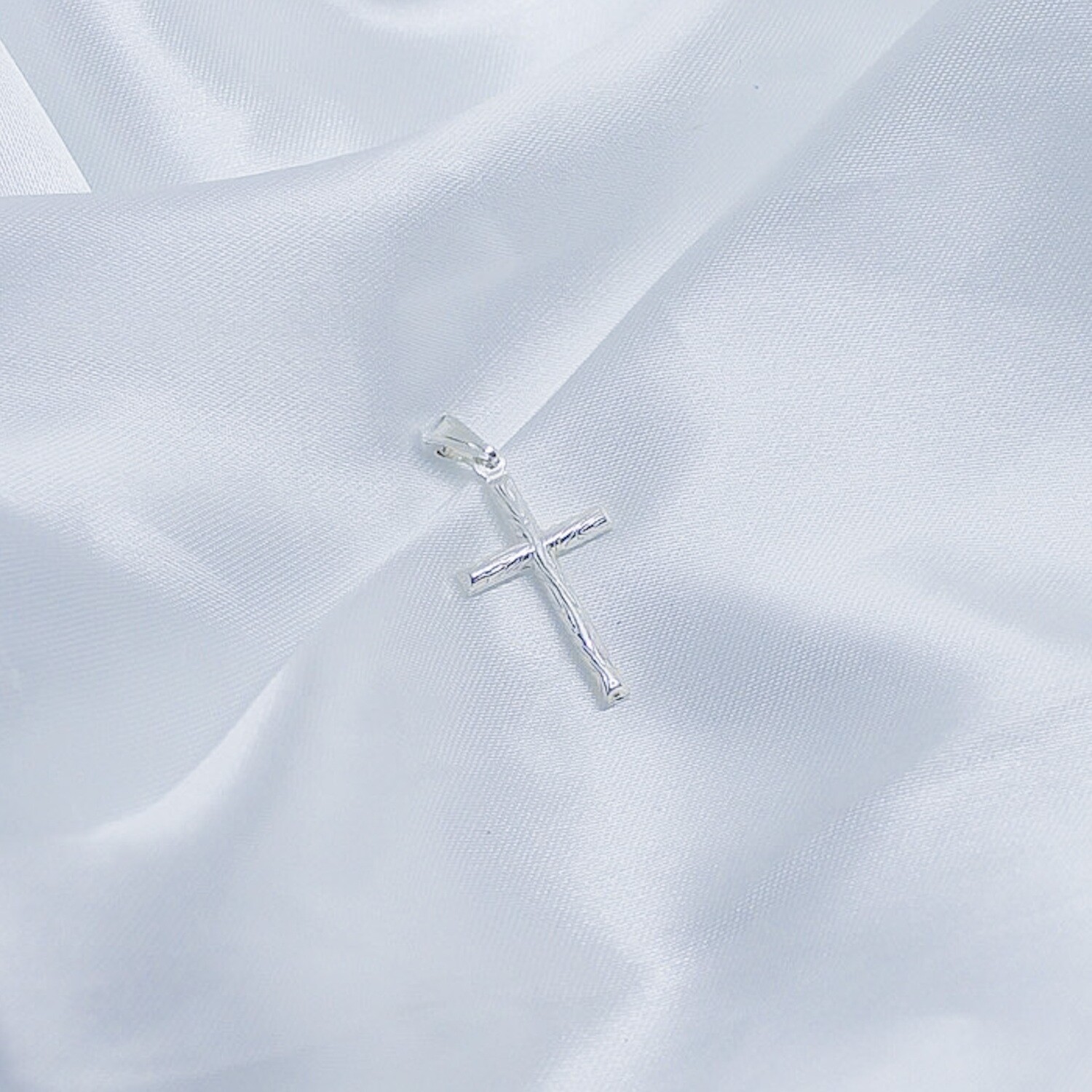 Dije de cruz con detalle en zirconias