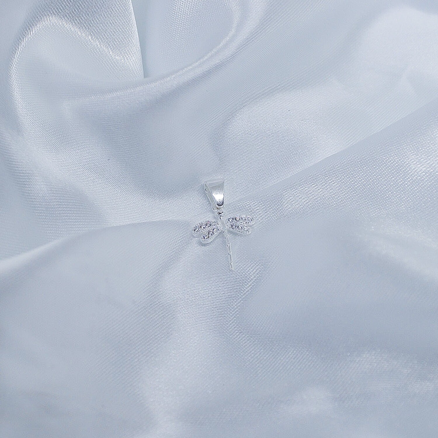 Dije libélula zirconia en alas