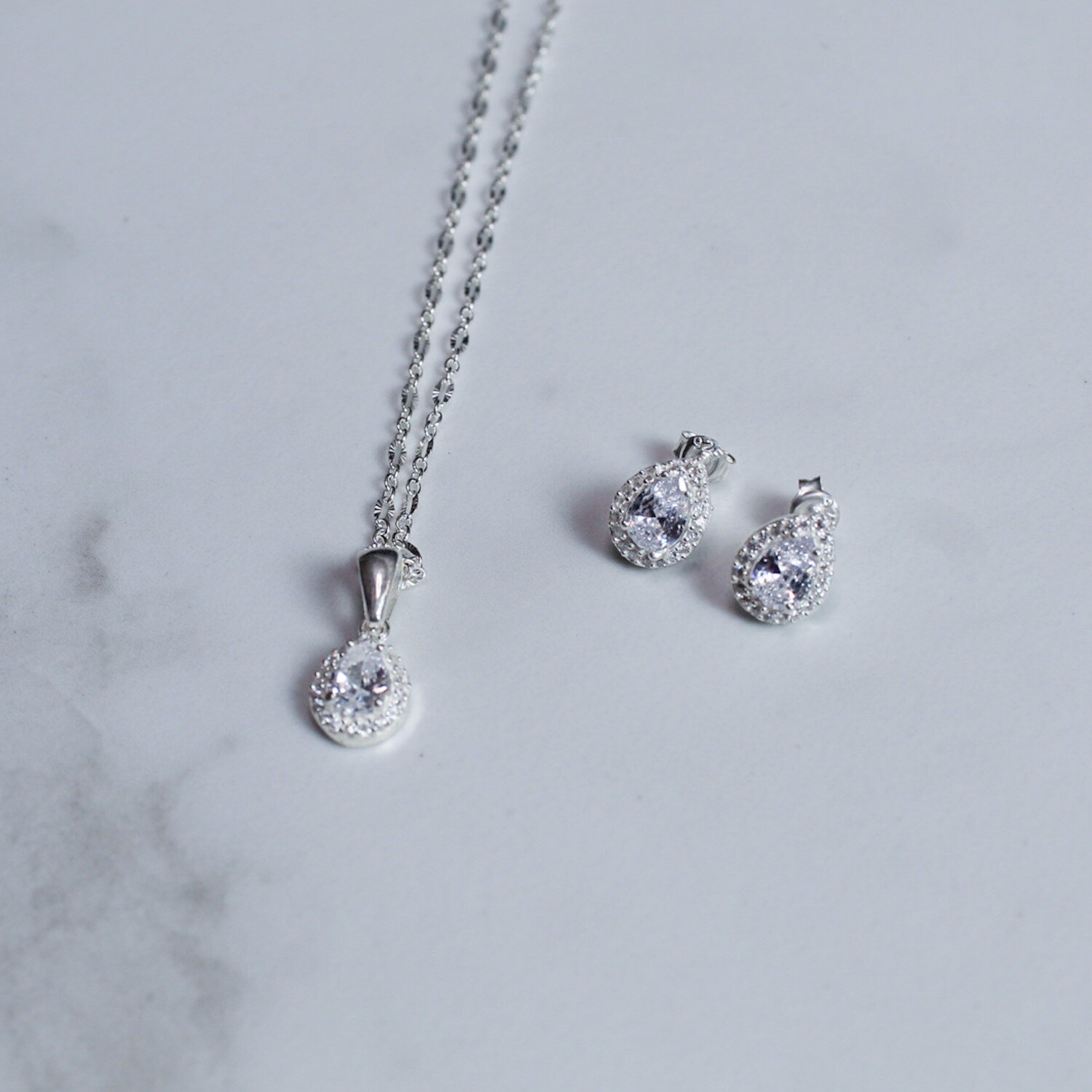 Juego en forma de gota con detalle de micro zirconias