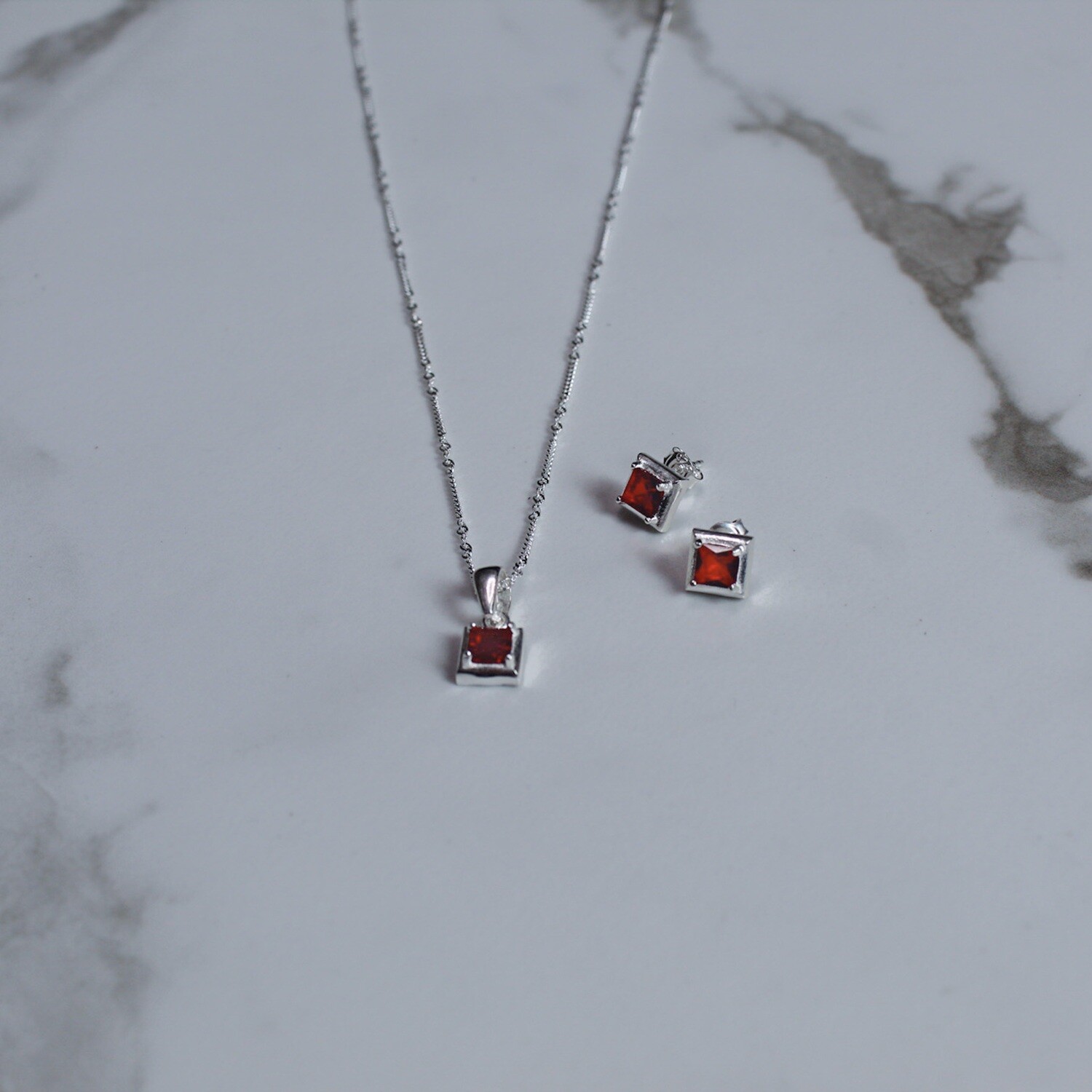 Juego zirconia roja cuadrado con marco de plata