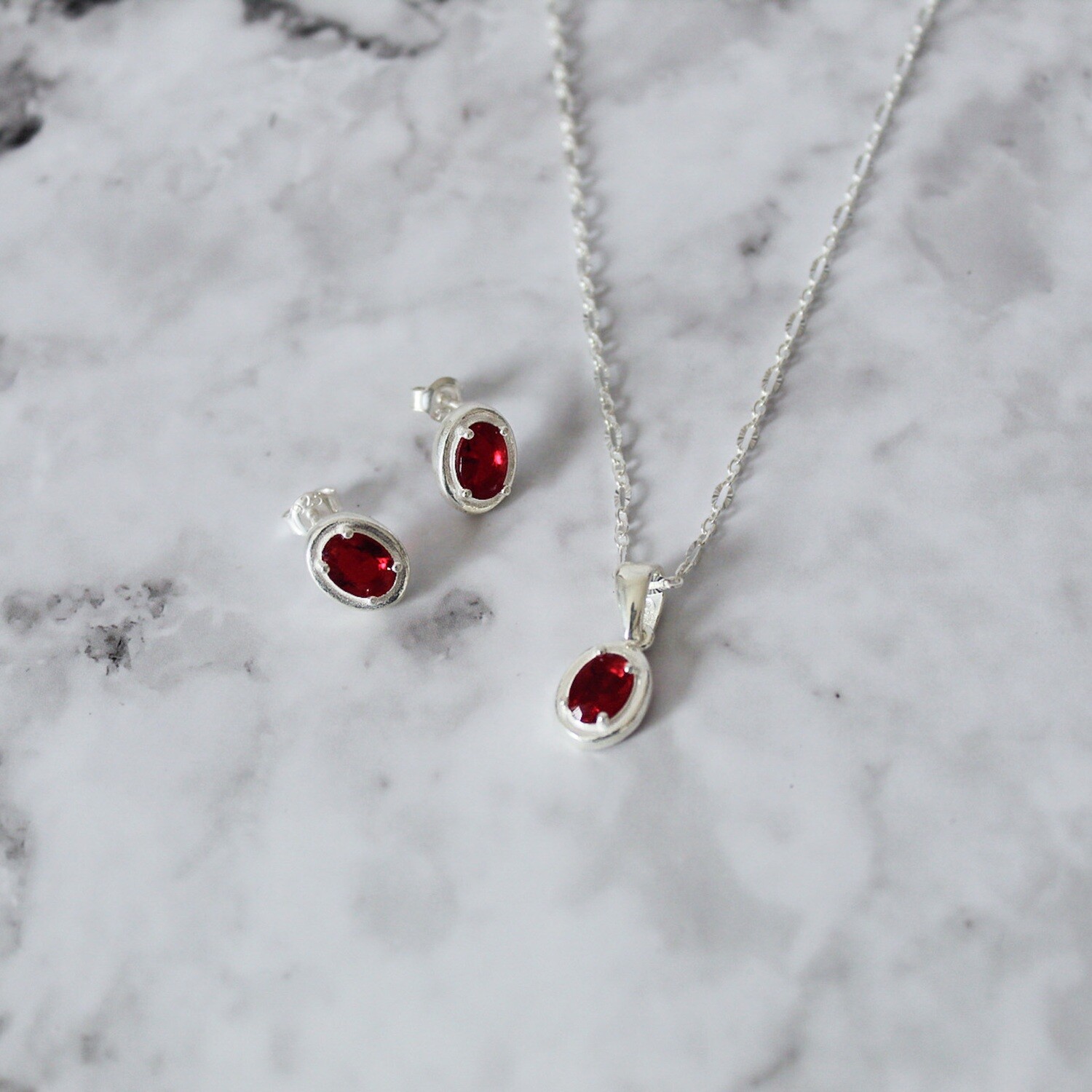 Juego zirconia roja ovalada con marco en plata italiana