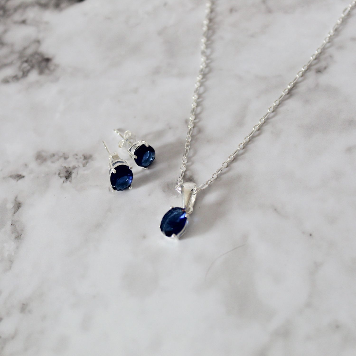 Juego con zirconia ovalado en color azul