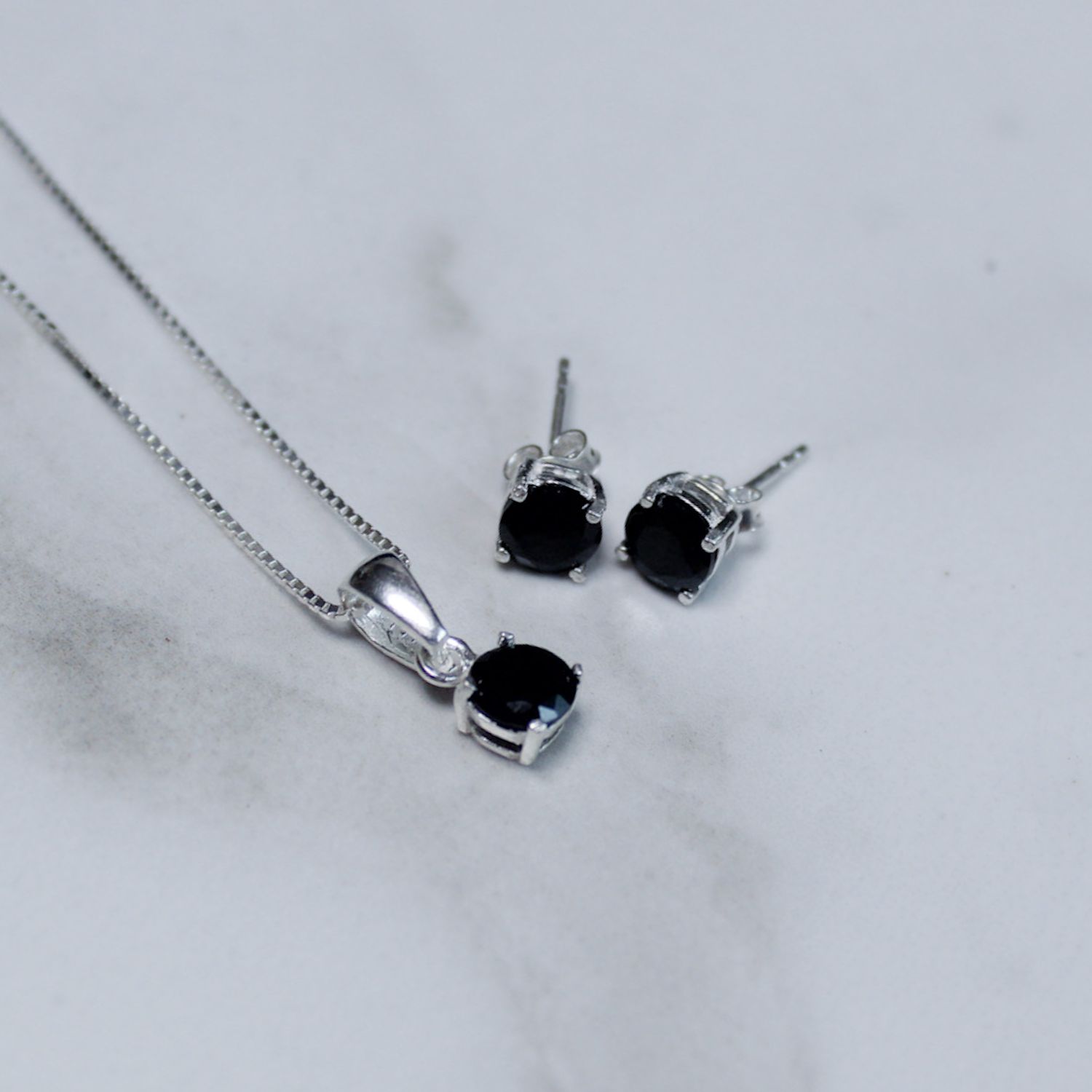 Juego de zirconia negra circular