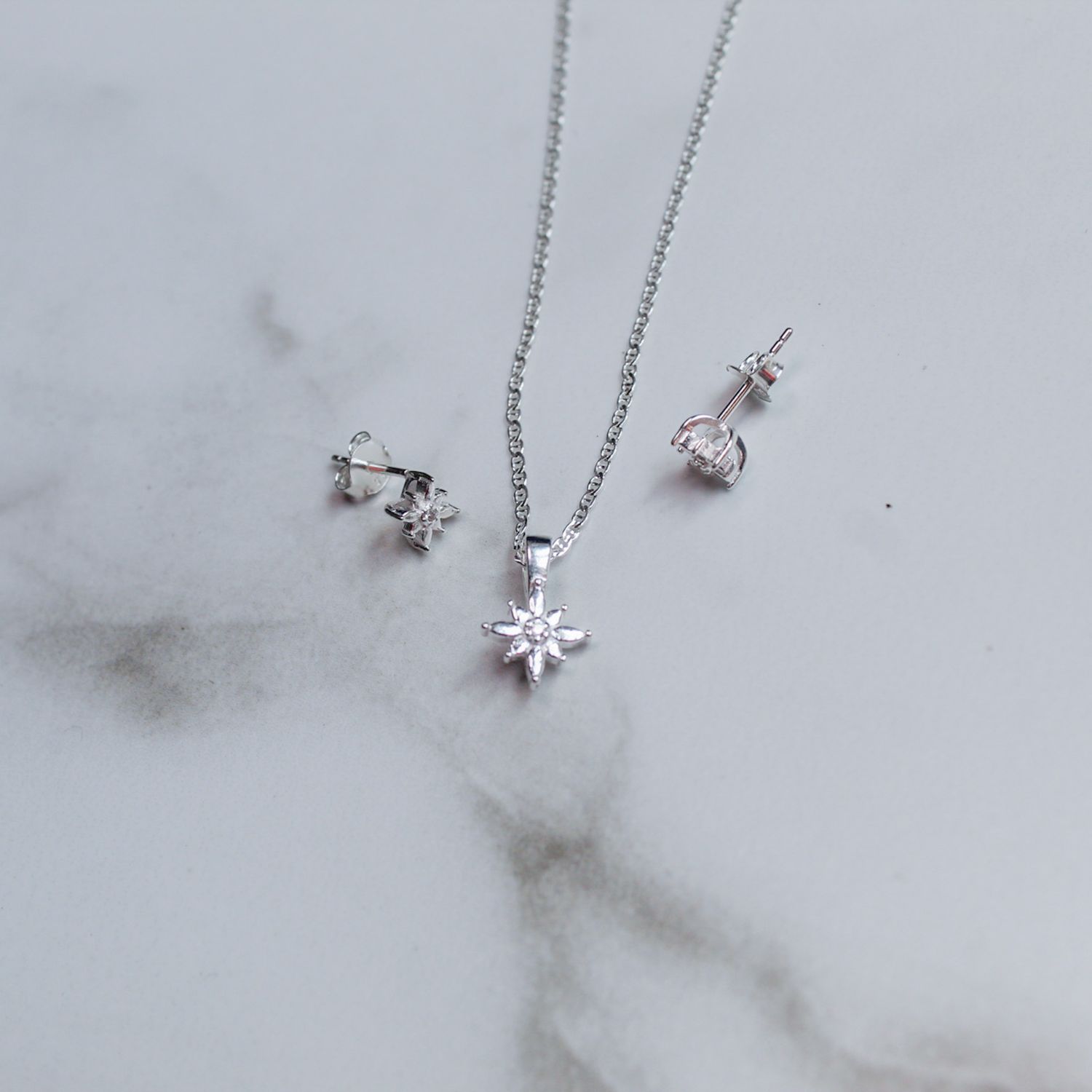 Juego de flor con detalle en el centro de zirconia