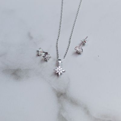 Juego de flor con detalle en el centro de zirconia