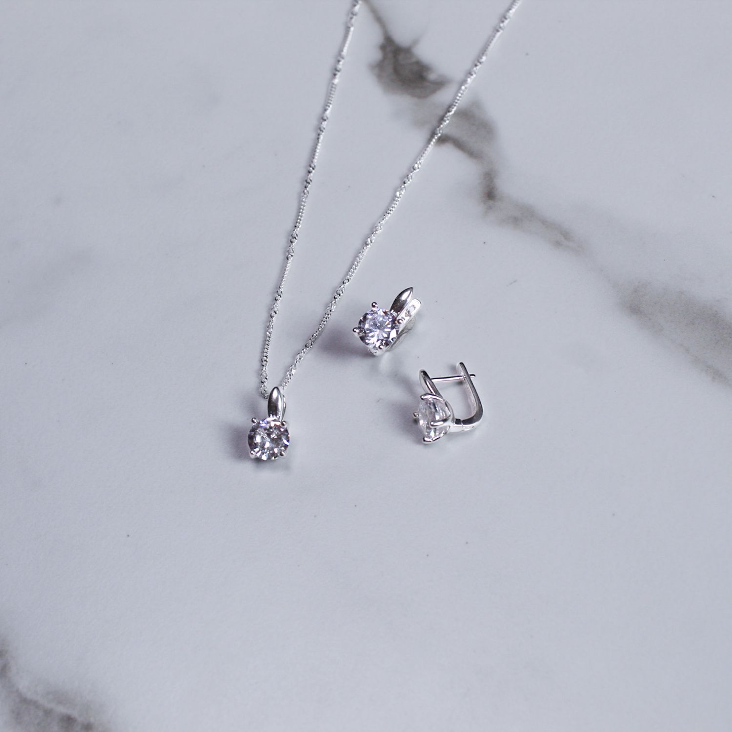 Juego de dije y aretes de zirconia con broche antiguo