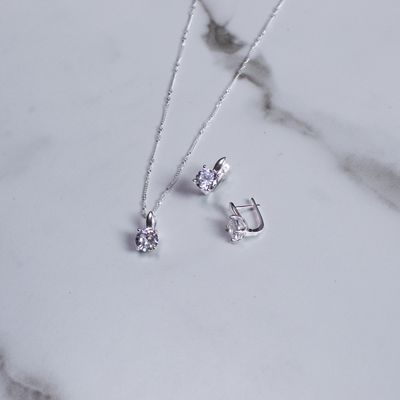 Juego de dije y aretes de zirconia con broche antiguo