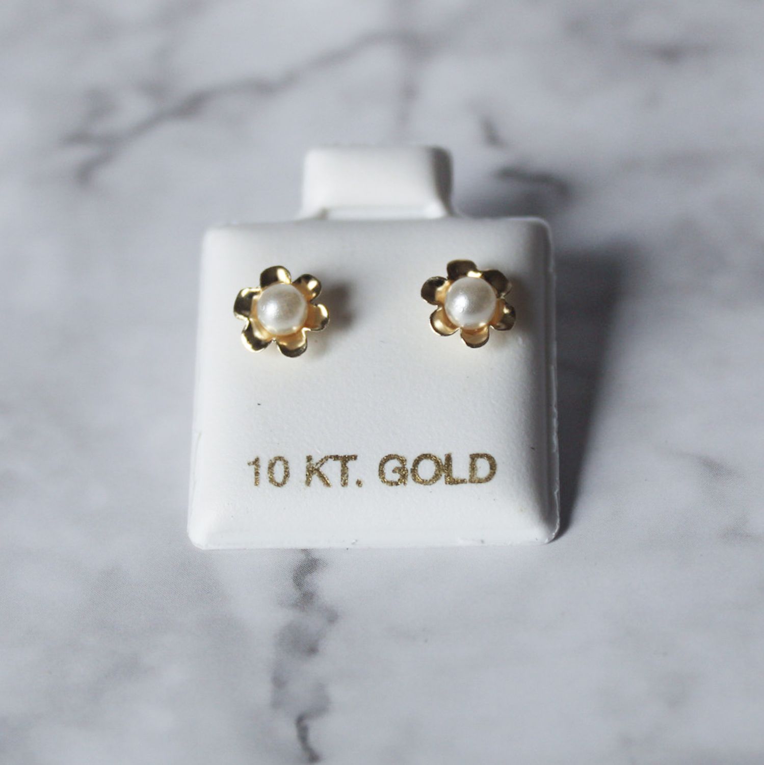 Aretes broquel con flor y perla en Oro 10KT