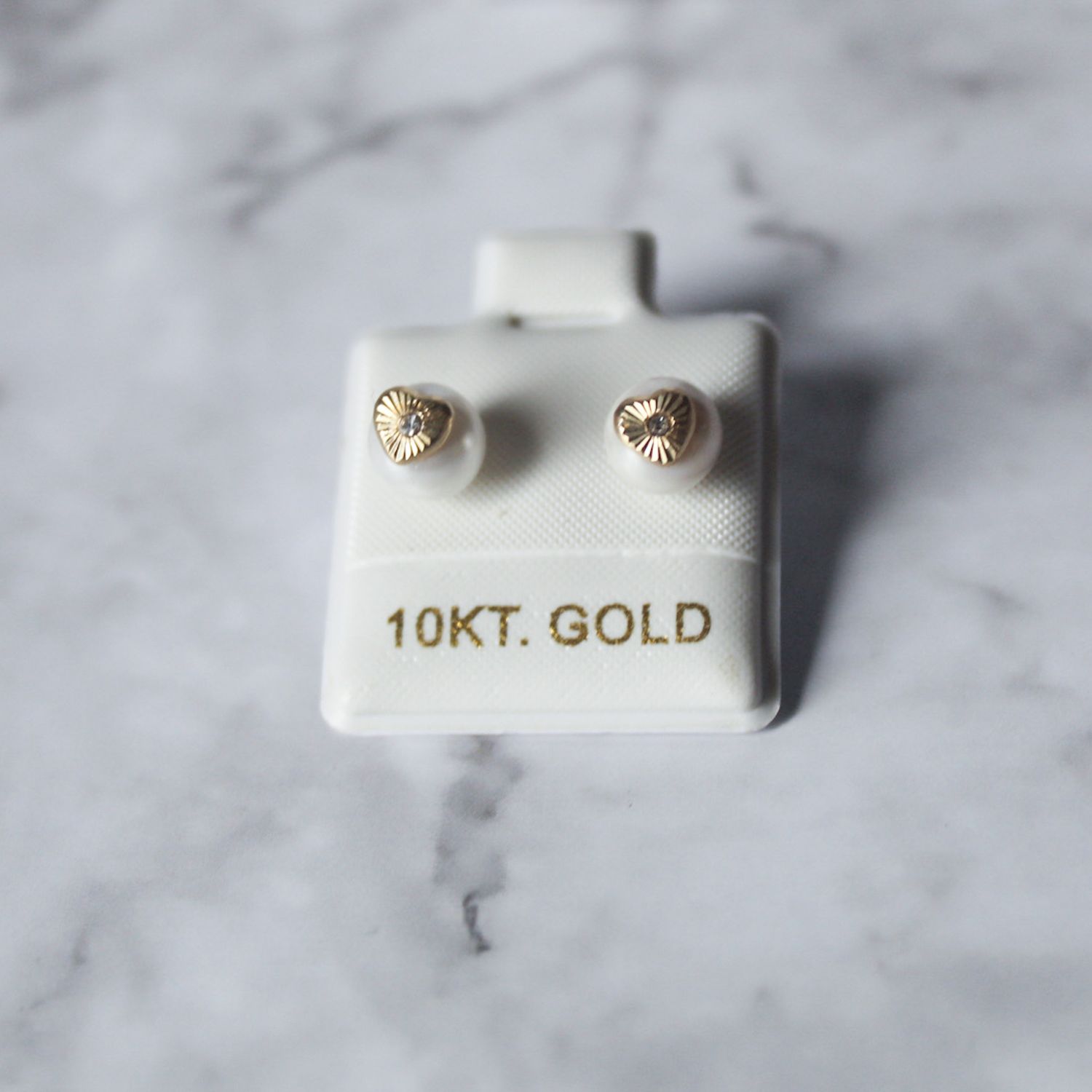 Aretes de perla con detalle de corazón en Oro 10 KT