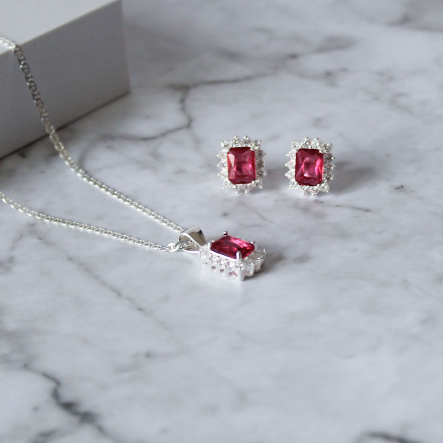 Juego cuadrado con zirconia roja y micro zirconia en Plata Italiana 925