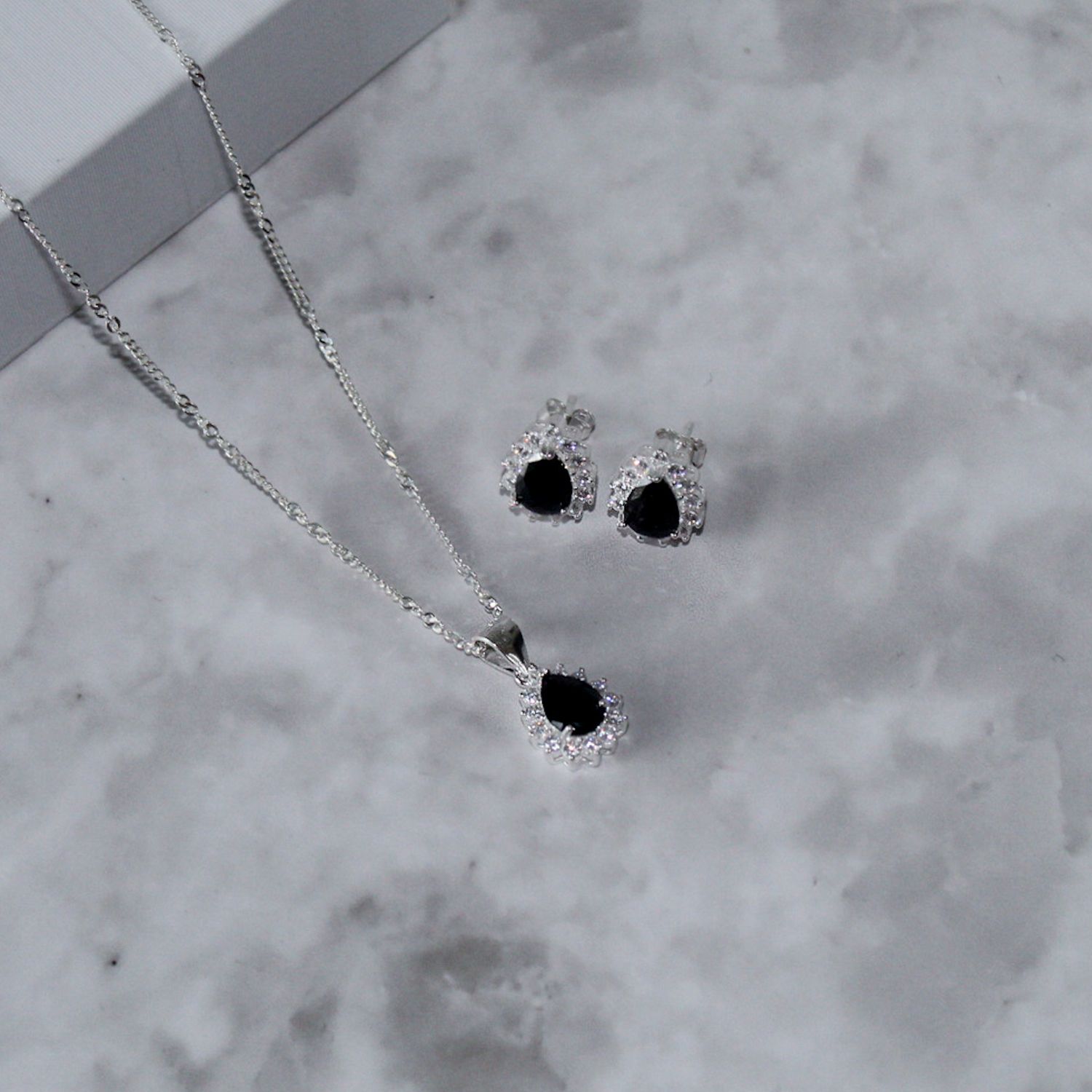 Juego de gota con zirconia Negra y micro zirconias en Plata Italiana 925