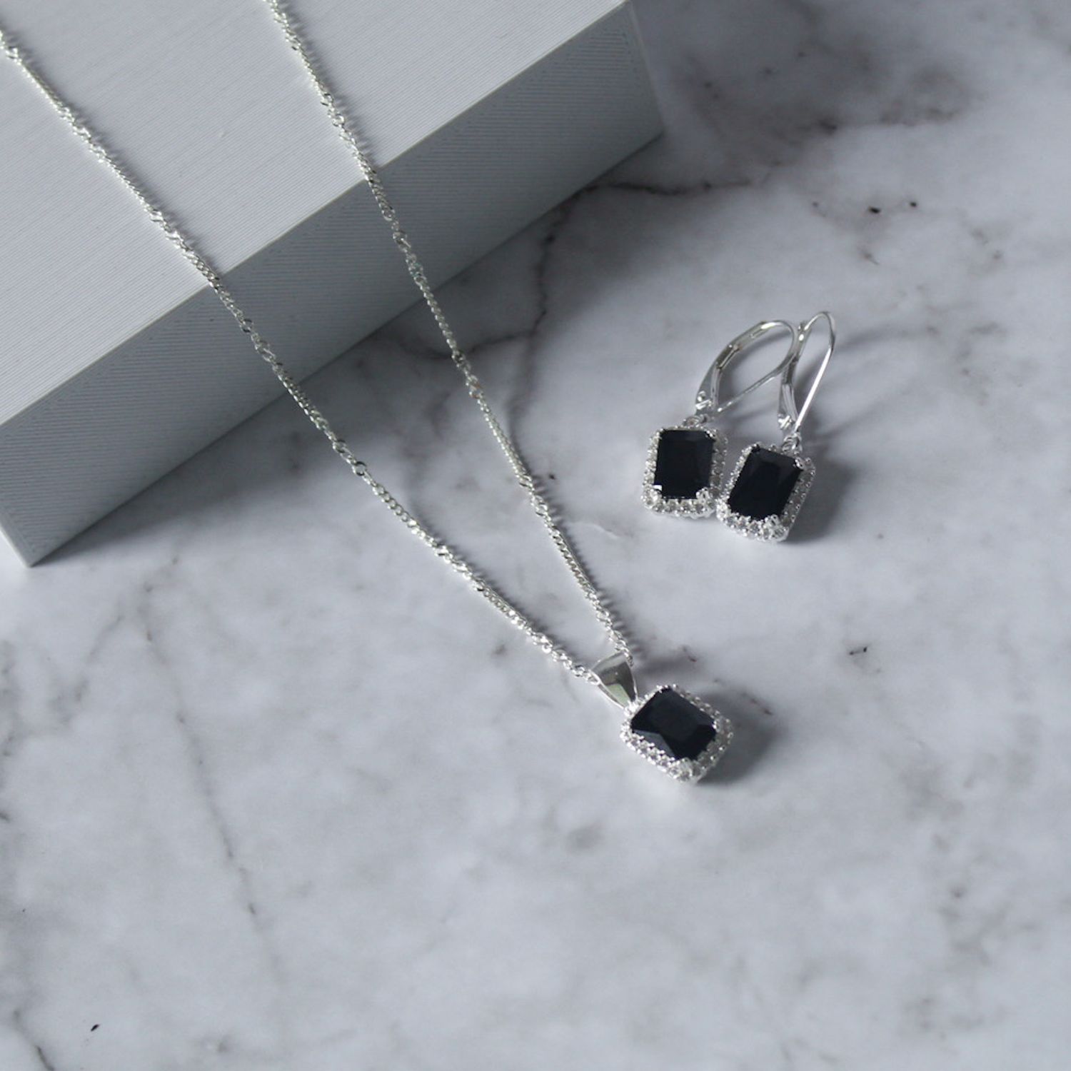 Juego de zirconia negra corte esmeralda  y aretes broche antiguo en Plata Italiana 925