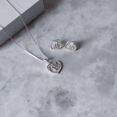 Juego XV años de corazón con zirconias