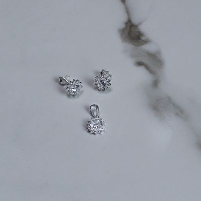 Juego con zirconia cristal y micro zirconia en forma de flor