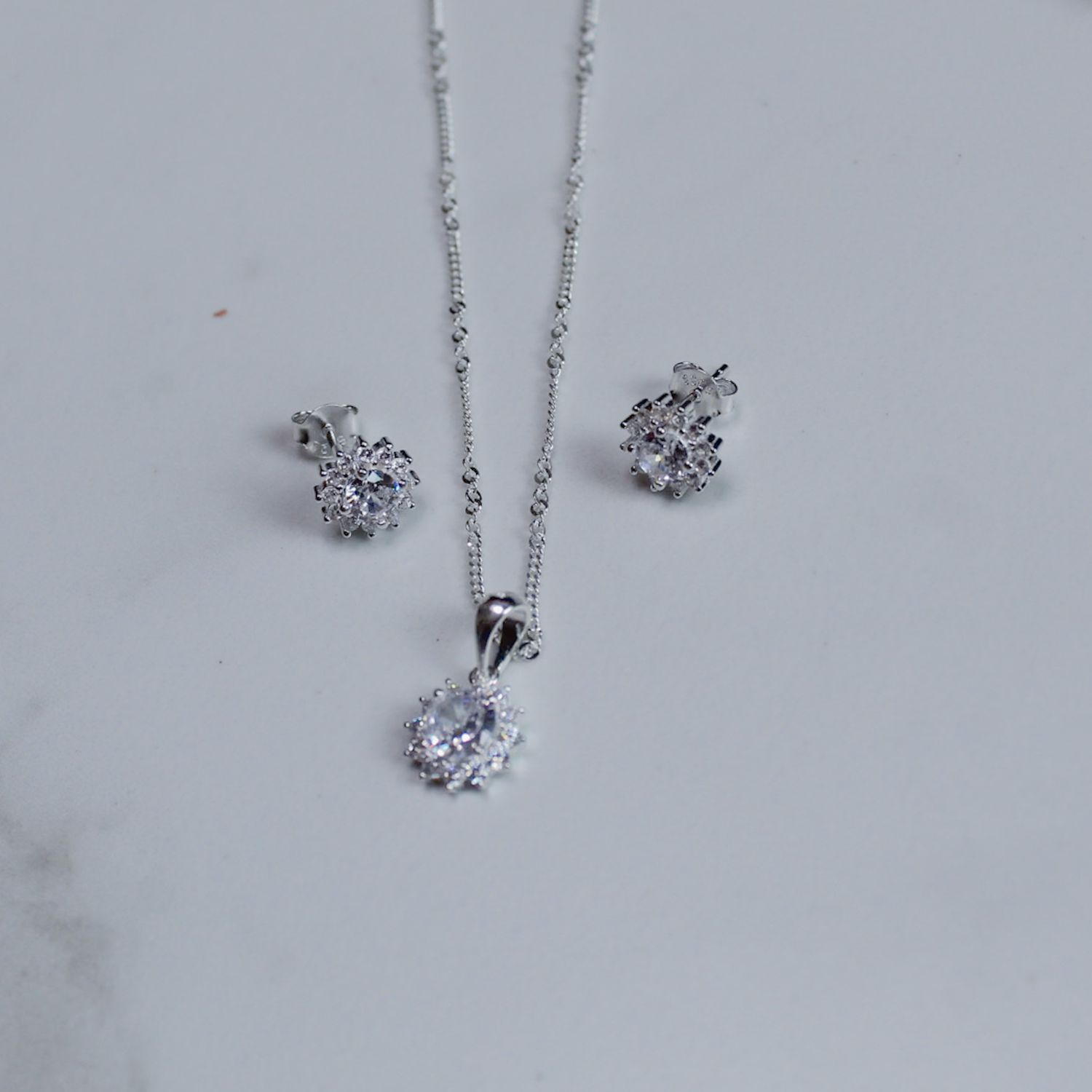 Juego con zirconia cristal y micro zirconia en forma de flor