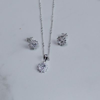 Juego con zirconia cristal y micro zirconia en forma de flor