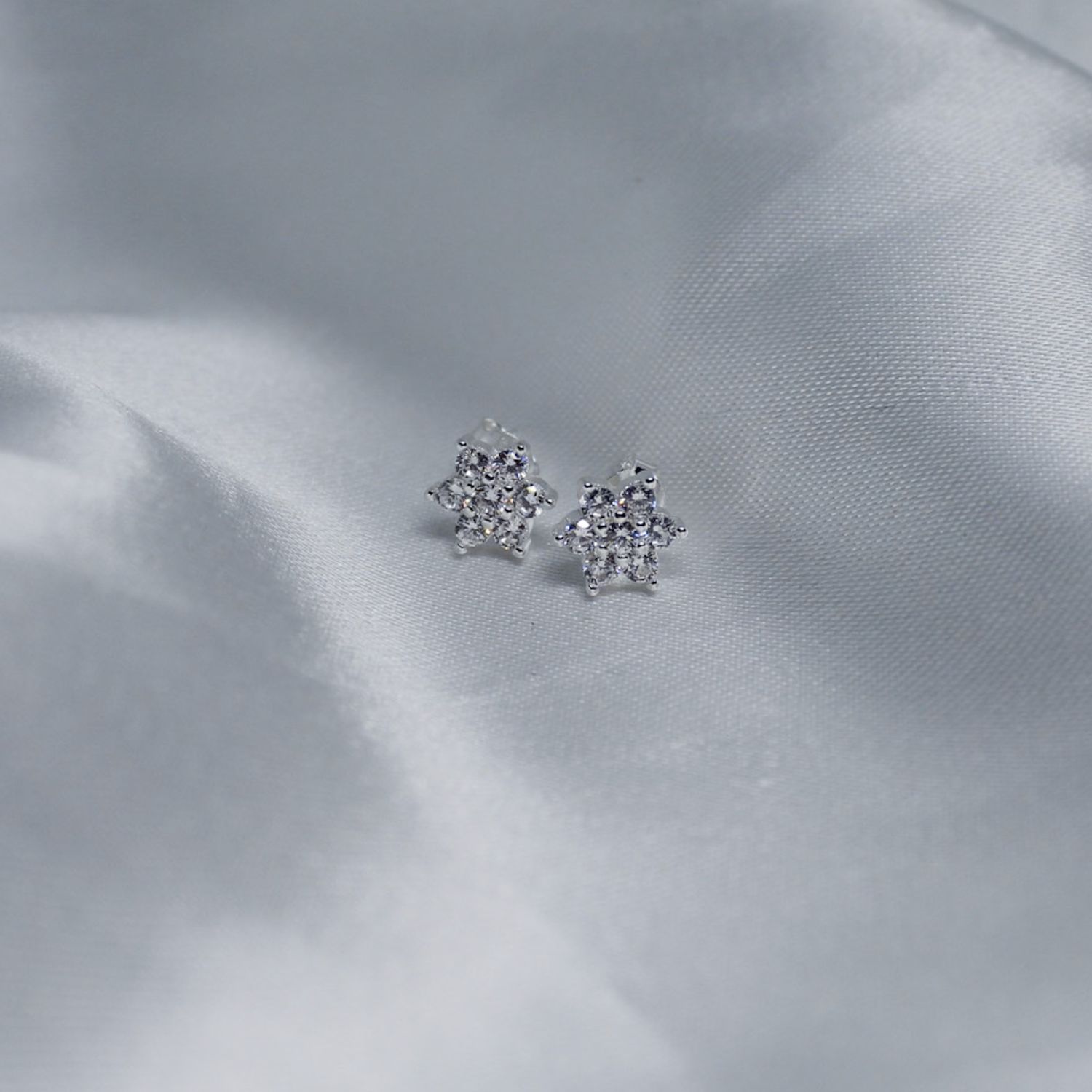 Arete de Flor con zirconia blanca