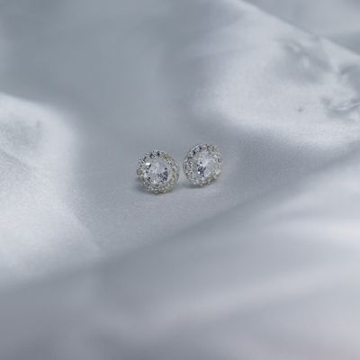 Aretes zirconia blanca con detalle de circulo de micro zirconias