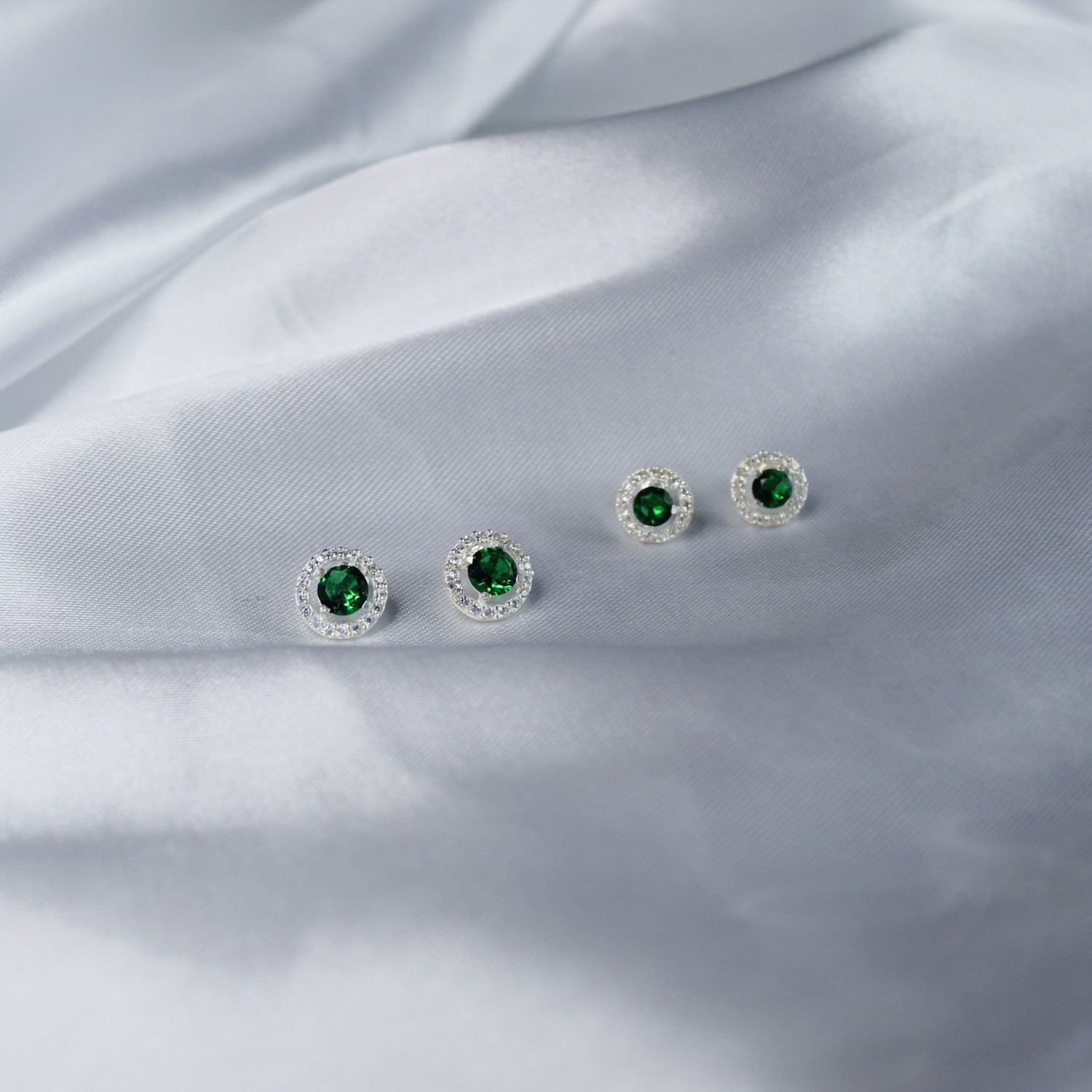 Aretes zirconia Verde con detalle de circulo de micro zirconias