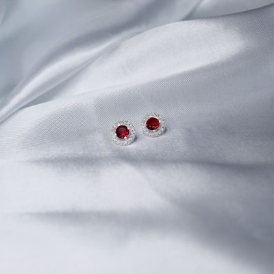 ​Aretes zirconia Rojo con detalle de circulo de micro zirconias