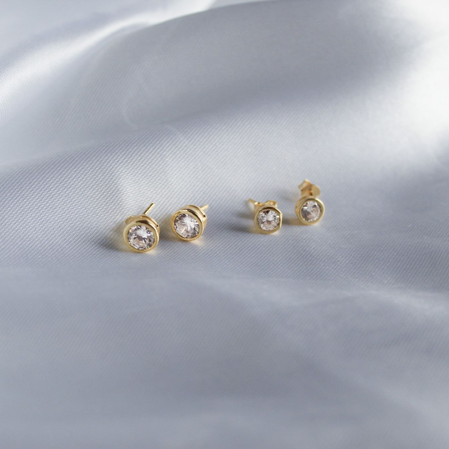 Aretes bisel en estilo Gold con zirconia blanca