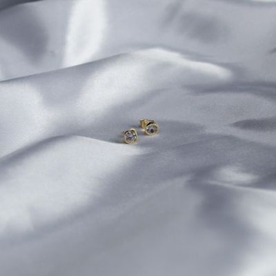 Aretes bisel en estilo Gold con zirconia blanca