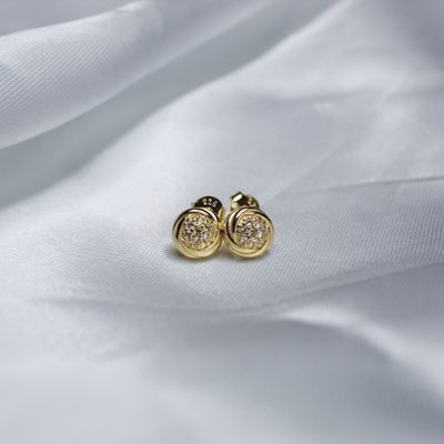 Arete Gold con micro zirconias al centro redondo bisel 8 MM