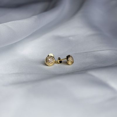 Arete Gold con micro zirconias al centro redondo bisel 8 MM