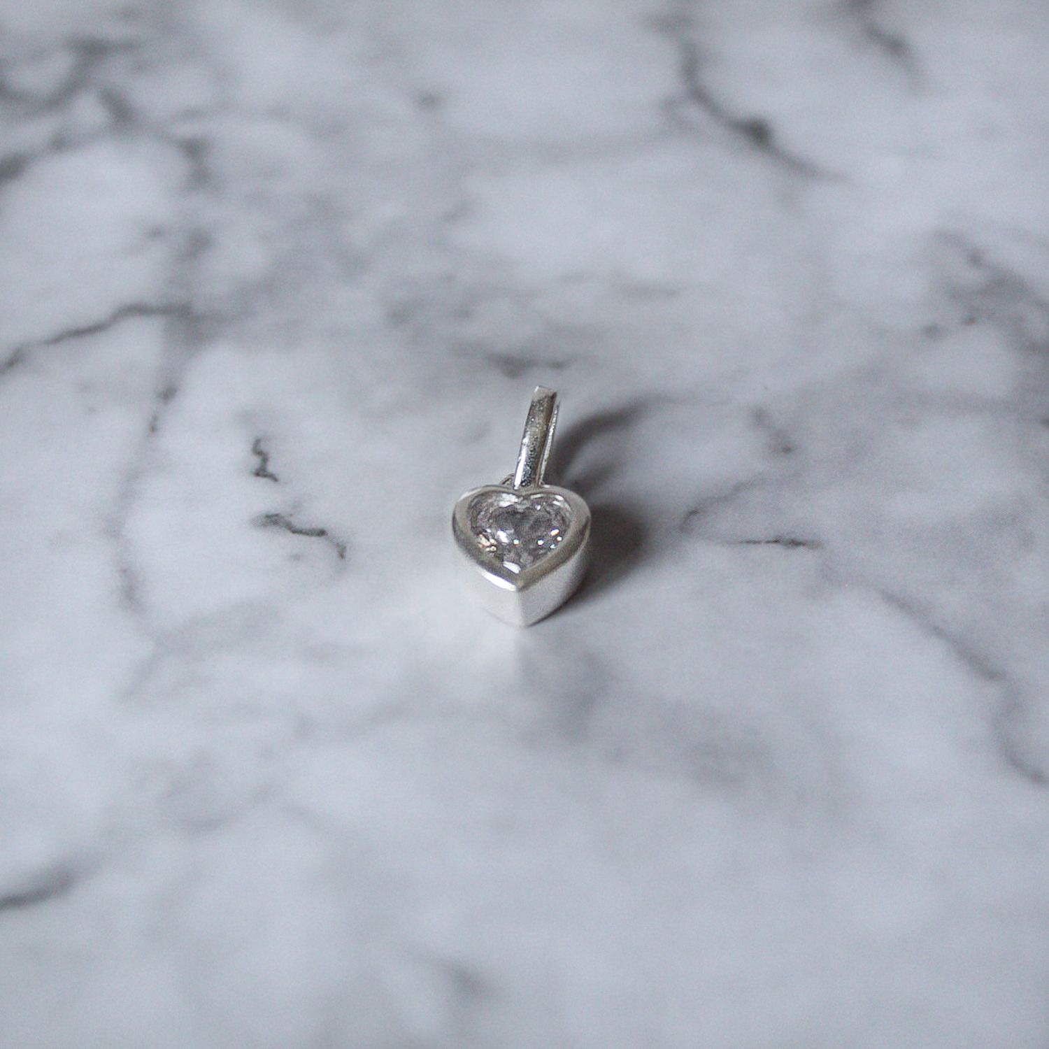 Dije corazón silueta con mini corazón dentro en plata Gold