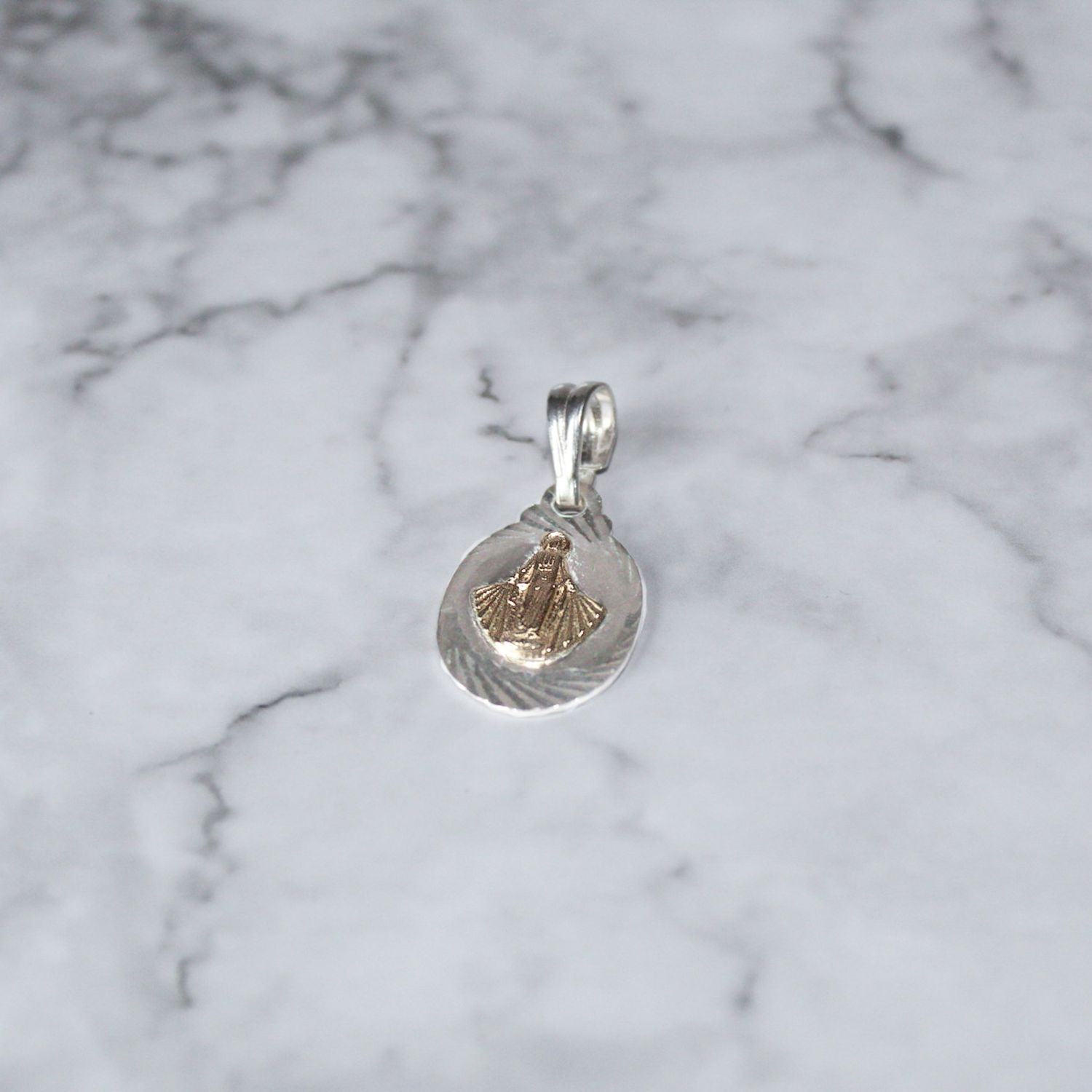 Dije de Virgen con detalle en rose gold