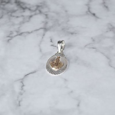 Dije de Virgen con detalle en rose gold