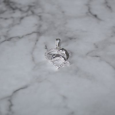 Dijes de corazón con dos delfines y zirconias