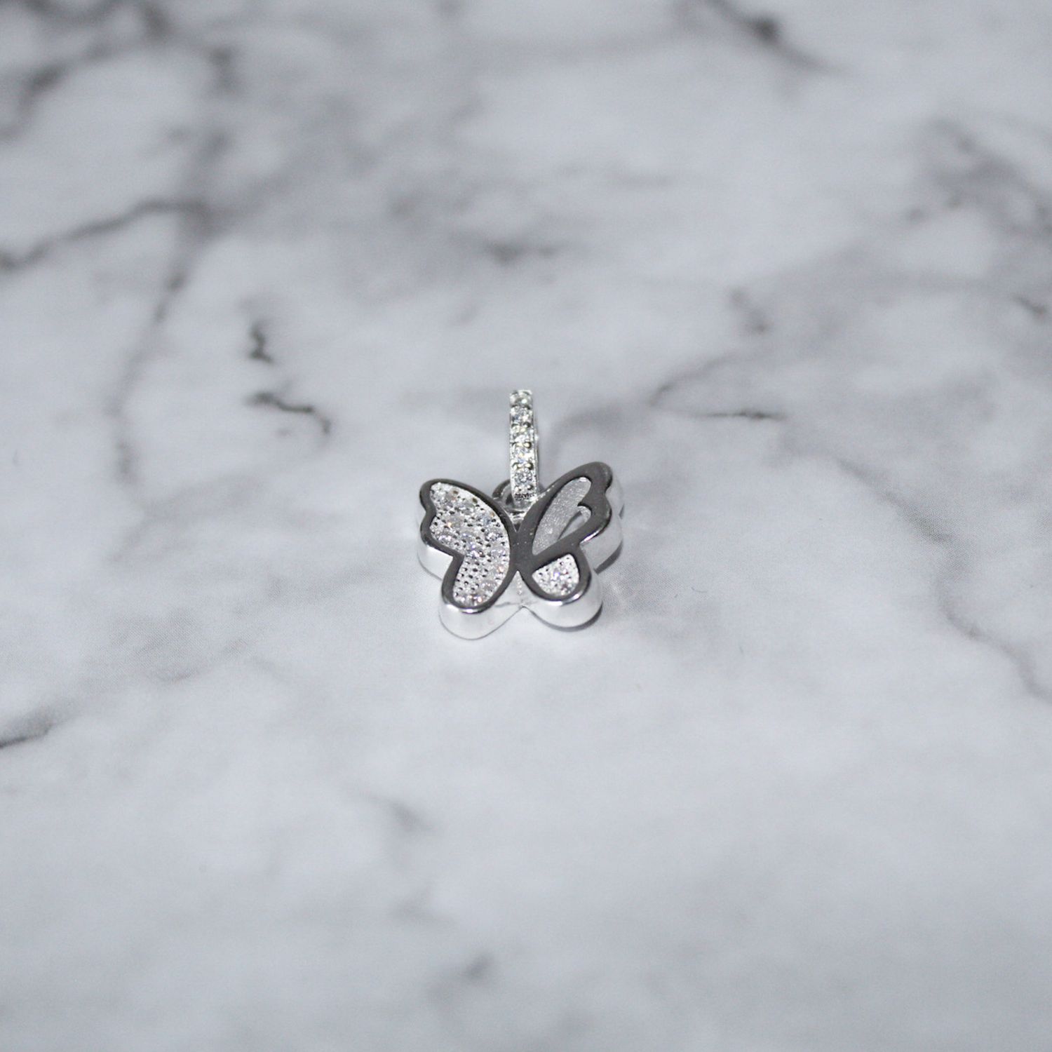 Dije de mariposa alas zirconia