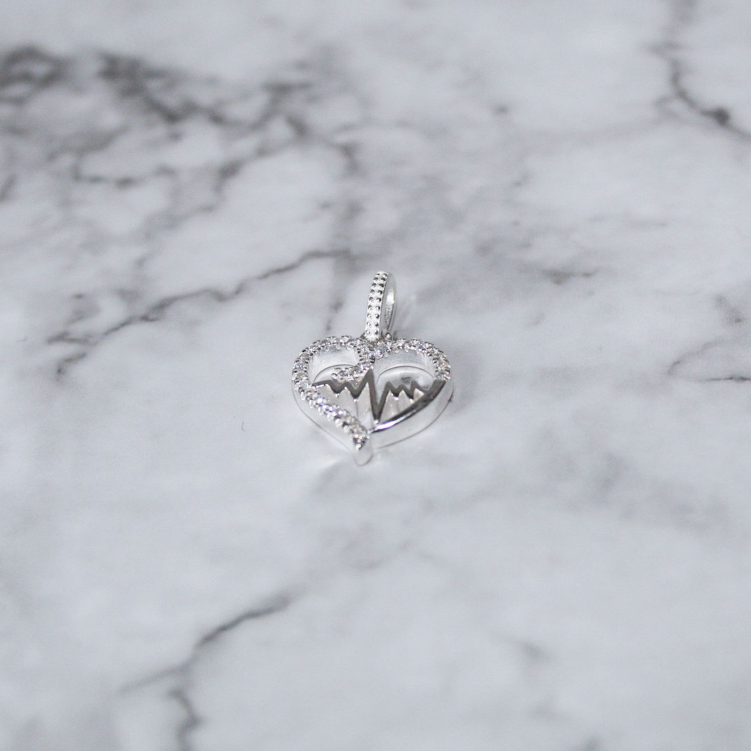 Dije de corazón con zirconias y línea de vida