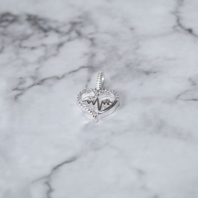 Dije de corazón con zirconias y línea de vida