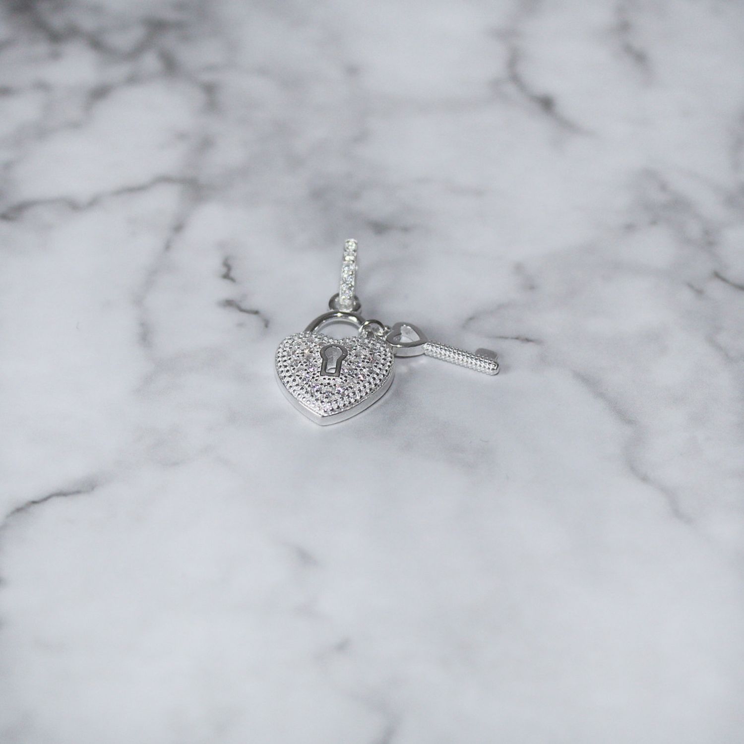 Dije de candado con llave y micro zirconias