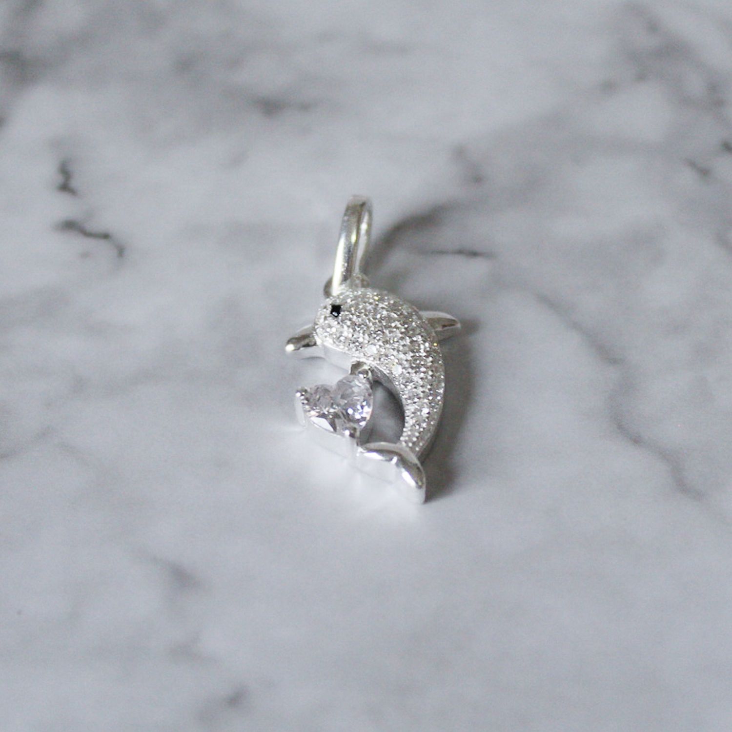 Dije delfín zirconia con corazón